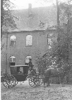 Geyen Zweispännige Kutsche des Burgherrn Daniel Hartzheim vor der Geyener Junkerburg um 1910.jpg