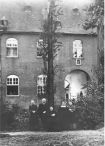 Geyen - Familie Hartzheim vor der Burg, ca 1910