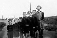 Manstedtener Kinder an der Apollonia-Kapelle 1941