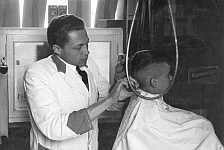 Der Friseur Matthias Weyer 1940 bei der Arbeit