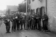 Hamburger Soldaten vor dem Paulsenhof