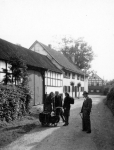 Familie Gehling vor dem Paulsenhof in Geyen