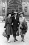 Drei Geyenerinnen vor dem Kölner Dom