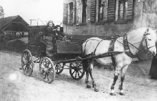 Sinthern  Pferd und Wagen zum Brotverkauf des B&auml;ckermeisters Fa&szlig;bender 1914.jpg