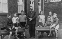 Sintherner Sch&uuml;ler mit Lehrer Hoch