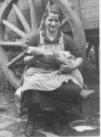 Margarete Hauptmann mit Ferkel