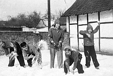 Schneeballschlacht der &bdquo;St&uuml;rmer&ldquo; in Geyen um 1958