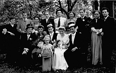 Maigesellschaft &bdquo;Wei&szlig;er Flieder&ldquo; mit Maik&ouml;nigspaar Helmut Wolter und Margret
R&ouml;llgen 1953