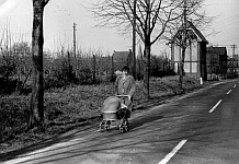 Anne Biesenbach mit Tochter Ute zwischen Sinthern und Geyen 1960