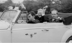 Pfarrer Asselborn und Schulleiter Liesner beim Festzug der Maigesellschaft �Wei&szlig;er
Flieder�