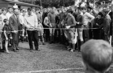 Einweihung des neuen Geyener Sportplatzes mit Hans Sch&auml;fer