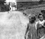 Sinthern � Kinder auf der M&uuml;hlenstra&szlig;e um 1950