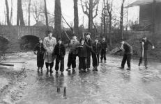 Deckblatt: Auf dem Burgweiher des Gyener Junkerhofs 1954