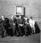 Sonntagmorgen in Manstedten auf der Bank in den f&uuml;nfziger Jahren