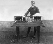 Wilhelm Nelles mit drei selbstgebauten Weihnachtskrippen