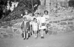 Manstedtener Kinder im K�lner Zoo um 1943/44
