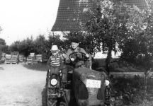 Joachim L�beck mit seinem Vater Gebhard L�beck auf einem Lanz-Traktor