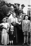 Geyener Sch�tzenk�nig des Jahres 1954 Jakob Schauff mit seiner Familie
